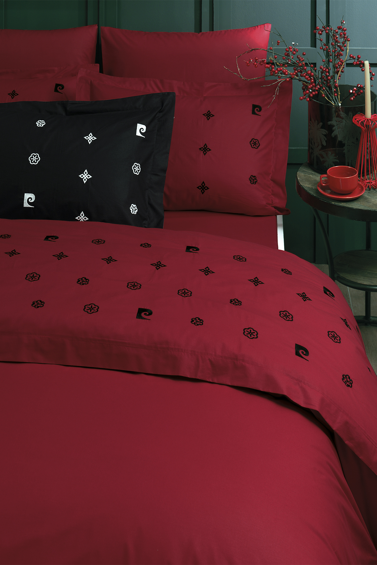 Pierre Cardin Deluxe Pamuk Nakışlı Nevresim Takımı Çift Kişilik Kırmızı